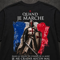 Gros plan du motif dos du T-Shirt Marche du Templier en coton noir avec chevalier templier et drapeau français.