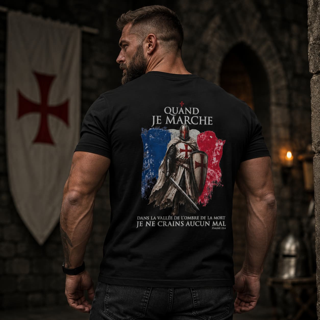 Homme portant le T-Shirt Marche du Templier en coton noir avec motif templier dans le dos.