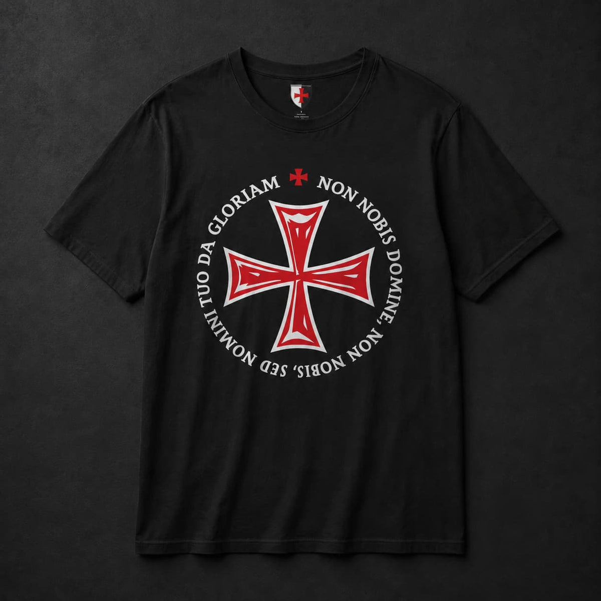 T-Shirt Non Nobis Domine en 100% coton noir avec croix templière rouge sur fond ardoise sombre.