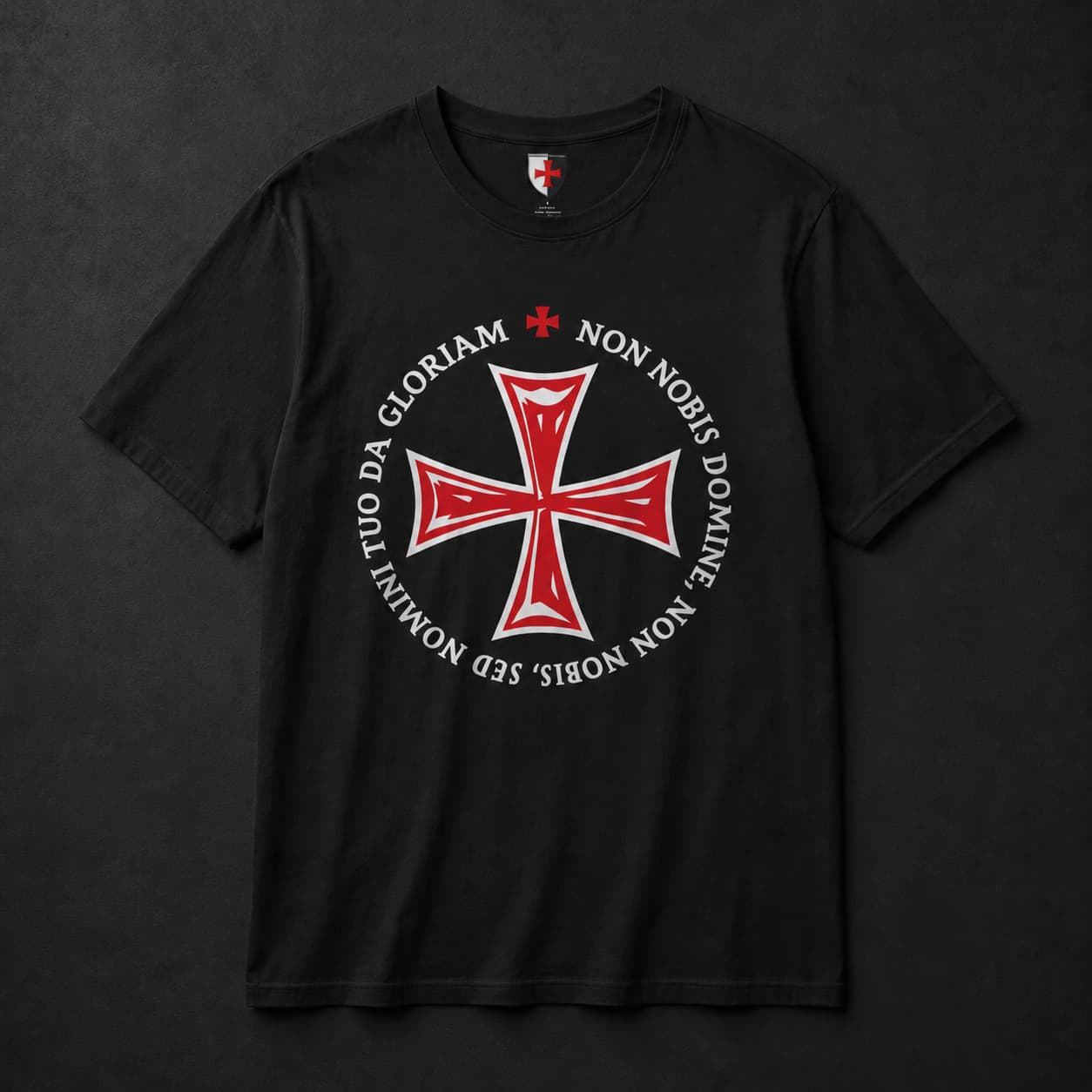 T-Shirt Non Nobis Domine en 100% coton noir avec croix templière rouge sur fond ardoise sombre.
