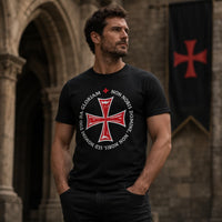T-Shirt Non Nobis Domine en coton noir porté par un homme dans une ambiance médiévale.