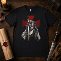 T-Shirt Proclamation du Temple en coton présenté dans une ambiance médiévale sombre et premium.