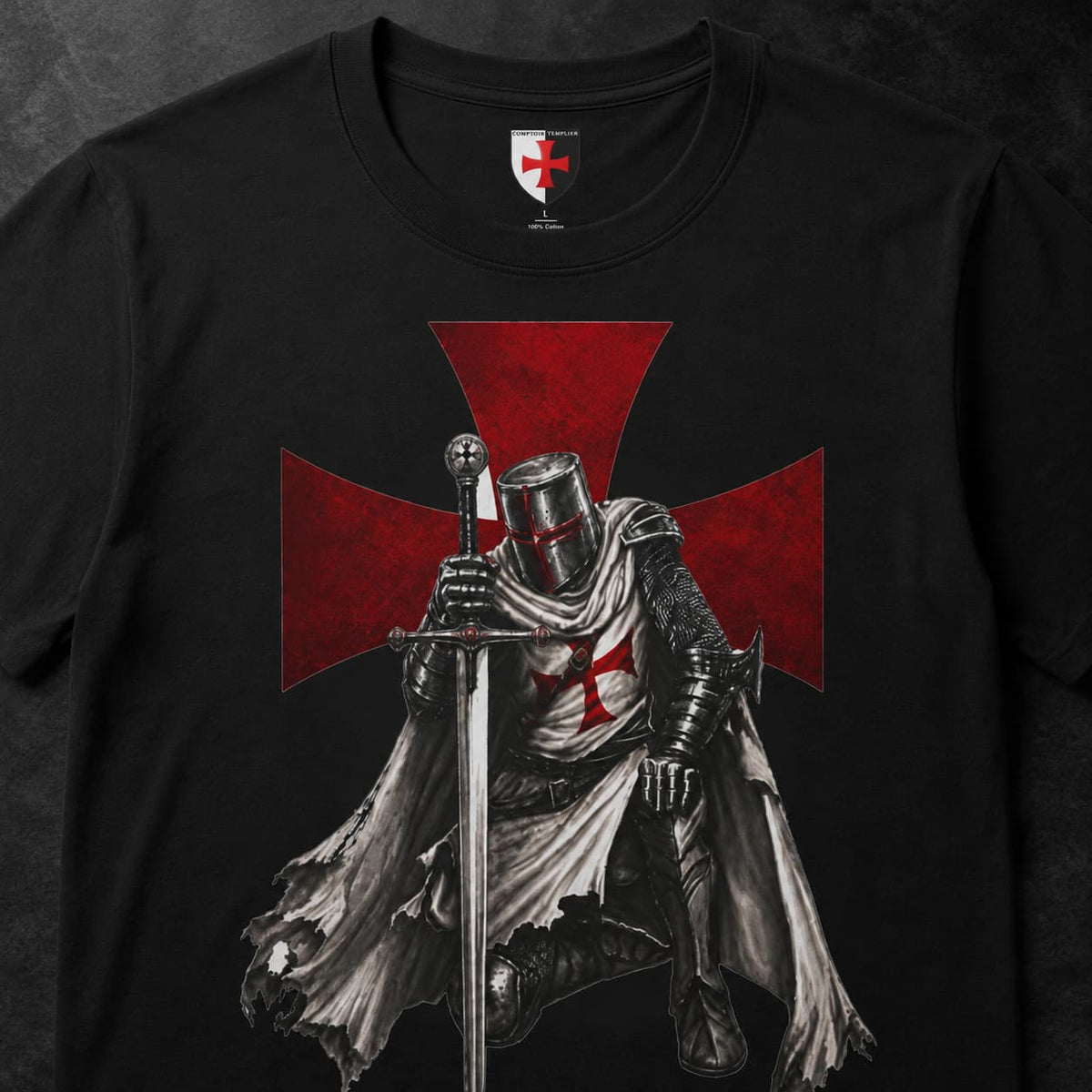 Gros plan du motif du T-Shirt Proclamation du Temple en coton avec détail médiéval templier.