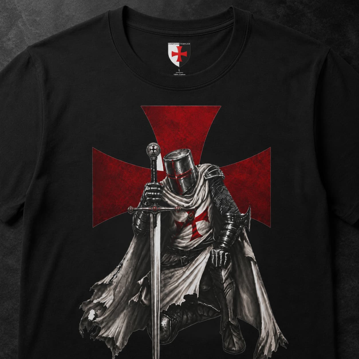 Gros plan du motif du T-Shirt Proclamation du Temple en coton avec détail médiéval templier.