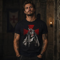 Homme portant le T-Shirt Proclamation du Temple en coton dans un décor médiéval sombre.