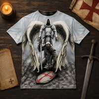 T-Shirt Protection de l’Archange en polyester et spandex présenté dans une ambiance médiévale avec parchemin, bougie et épée.
