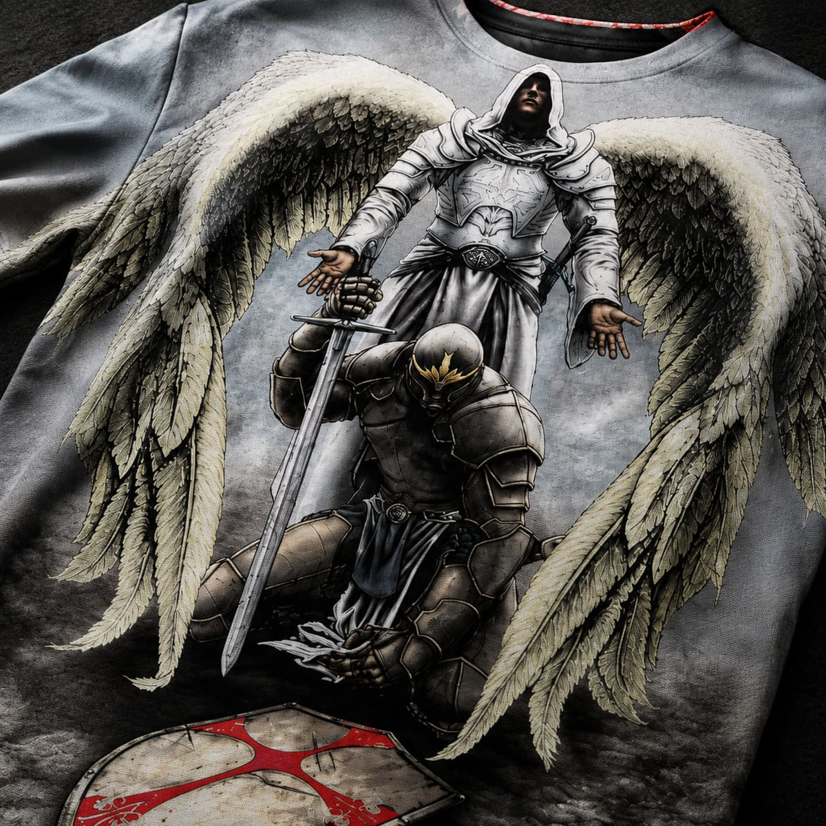 Gros plan du T-Shirt Protection de l’Archange en polyester et spandex avec ailes d’archange, chevalier en armure et bouclier croisé.