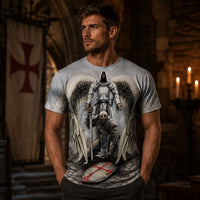 T-Shirt Protection de l’Archange en polyester et spandex porté par un homme dans une salle médiévale sombre.