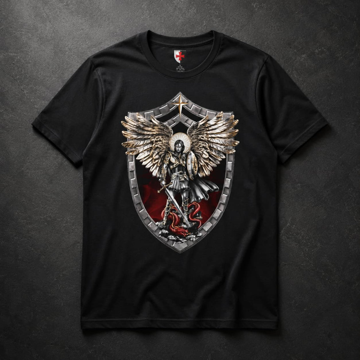 T-Shirt Saint Michel Vainqueur du Dragon en coton noir avec motif archange sur bouclier, présenté sur fond ardoise sombre.
