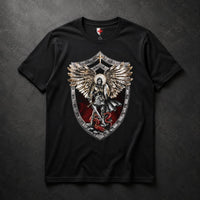 T-Shirt Saint Michel Vainqueur du Dragon en coton noir avec motif archange sur bouclier, présenté sur fond ardoise sombre.