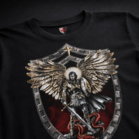 Gros plan du motif Saint Michel terrassant le dragon sur t-shirt noir en coton.