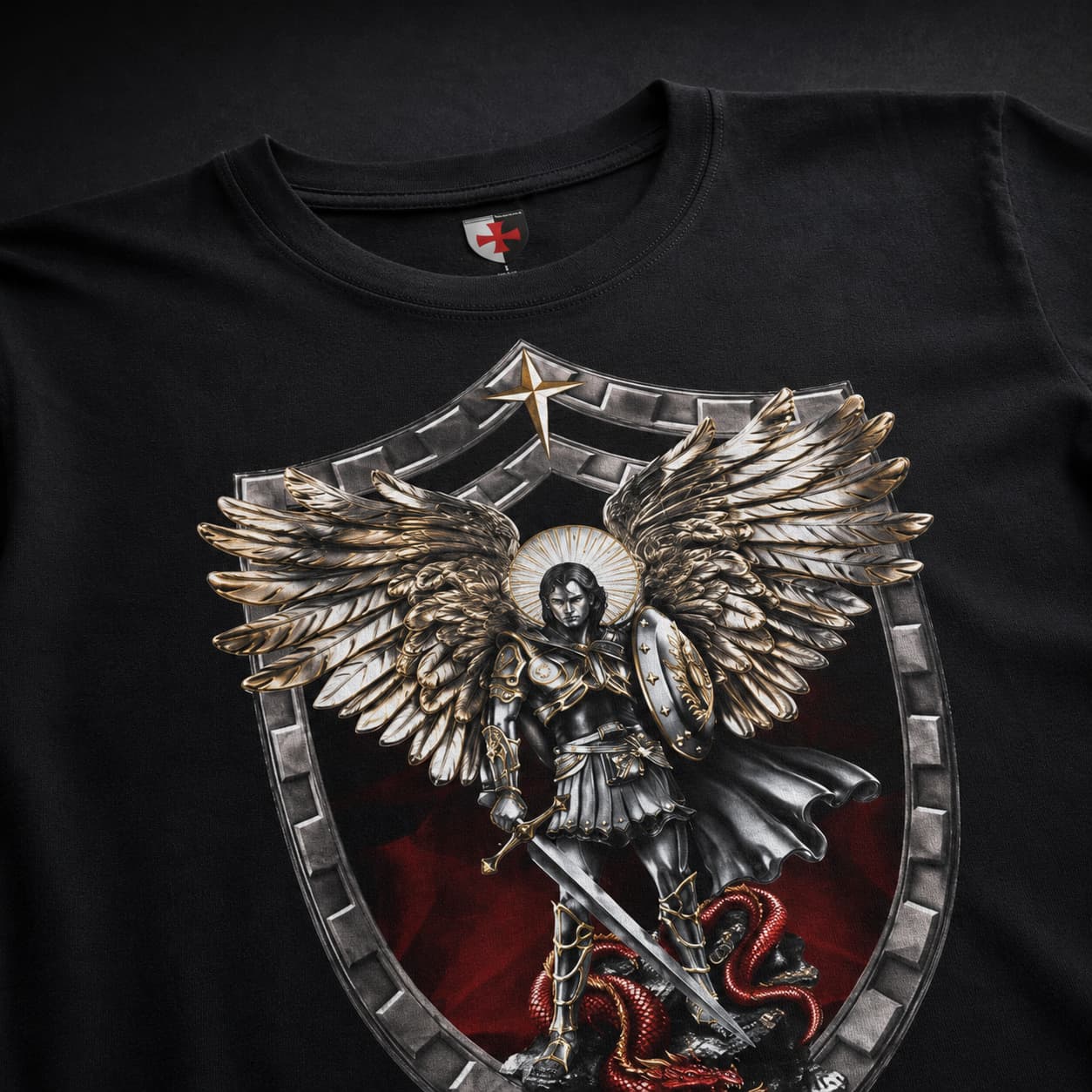 Gros plan du motif Saint Michel terrassant le dragon sur t-shirt noir en coton.