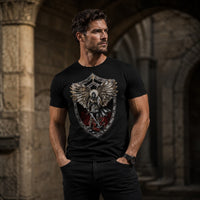 Homme portant le T-Shirt Saint Michel Vainqueur du Dragon en coton noir dans une ambiance médiévale en pierre.