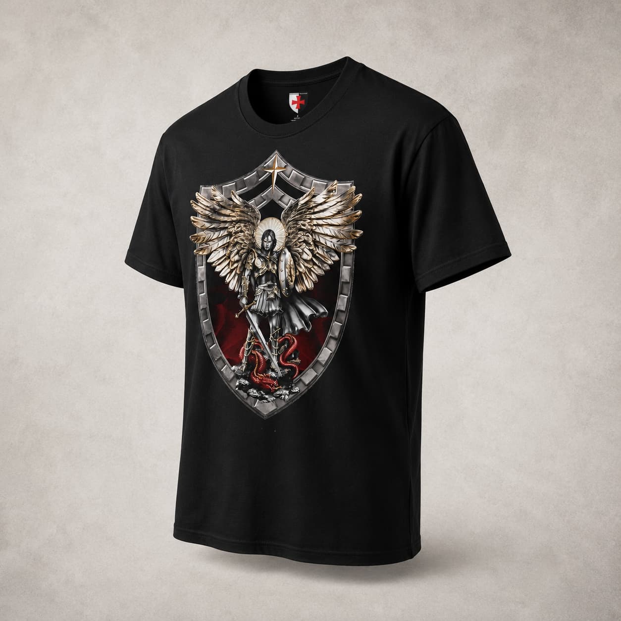Vue trois-quarts du T-Shirt Saint Michel Vainqueur du Dragon en coton noir avec motif médiéval détaillé.