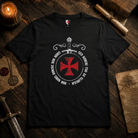 T-Shirt Sceau des Croisés en coton noir présenté dans une ambiance médiévale avec bois ancien, parchemin et lumière de bougie.