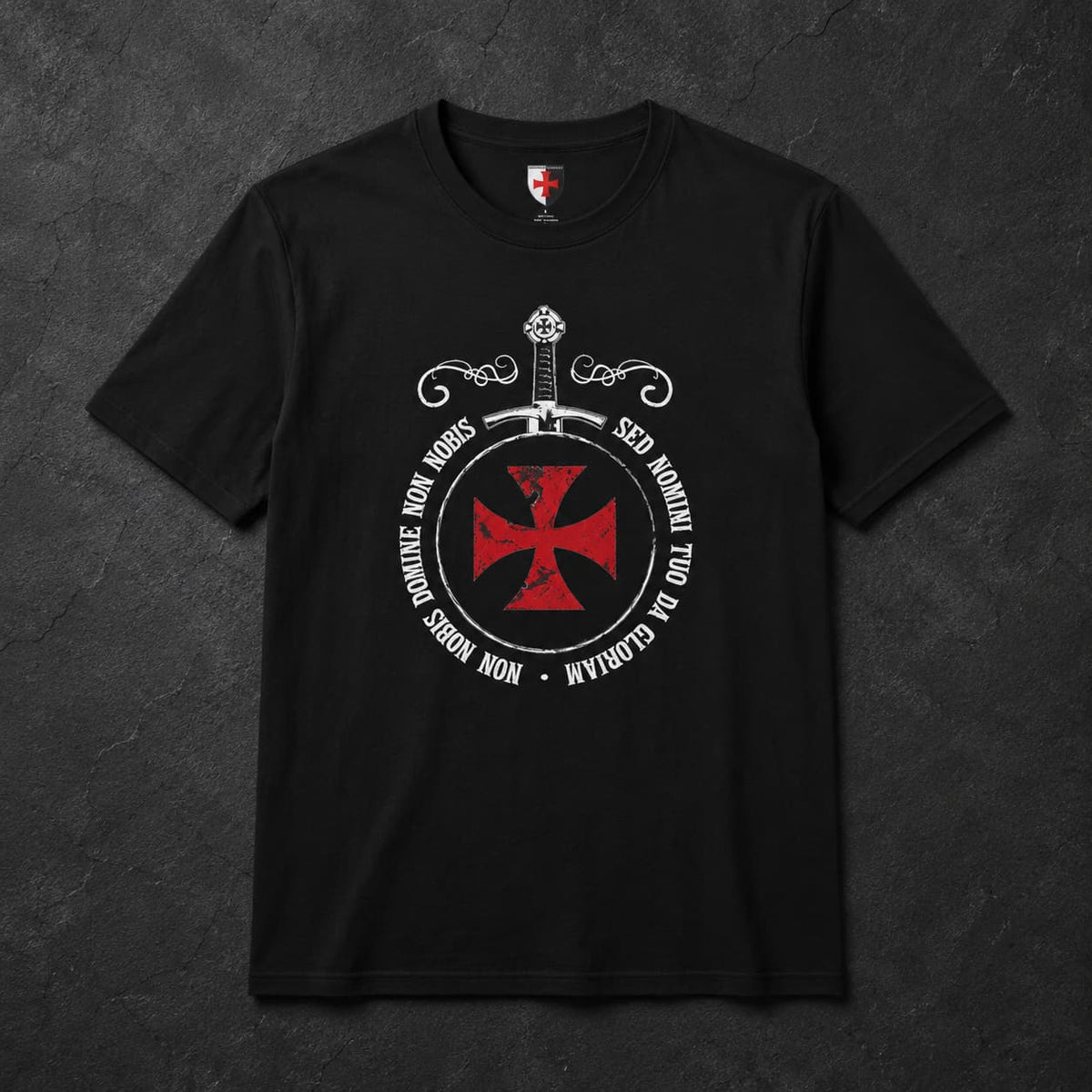 T-Shirt Sceau des Croisés en coton noir avec croix templière rouge et inscription circulaire sur fond ardoise sombre.