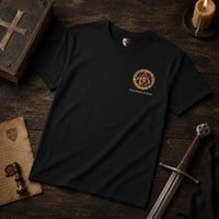 T-Shirt Le Sceau des Templiers en coton noir présenté sur table en bois ancien avec bougie, parchemin et épée.