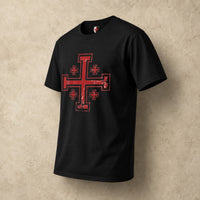 T-Shirt Sceau du Saint Sépulcre en coton noir avec motif croix de Jérusalem rouge présenté sur fond pierre médiévale claire.