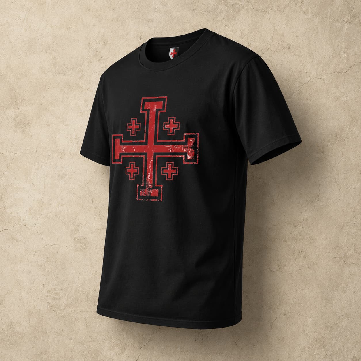 T-Shirt Sceau du Saint Sépulcre en coton noir avec motif croix de Jérusalem rouge présenté sur fond pierre médiévale claire.