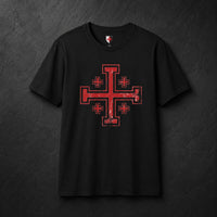 T-Shirt Sceau du Saint Sépulcre en coton noir présenté de face sur fond ardoise sombre avec croix de Jérusalem rouge.
