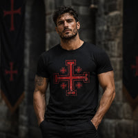 Homme portant le T-Shirt Sceau du Saint Sépulcre en coton noir avec croix de Jérusalem rouge dans une ambiance médiévale sombre.
