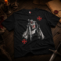 T-Shirt Serment du Chevalier en coton noir présenté dans une ambiance médiévale avec bois ancien et lumière chaude.