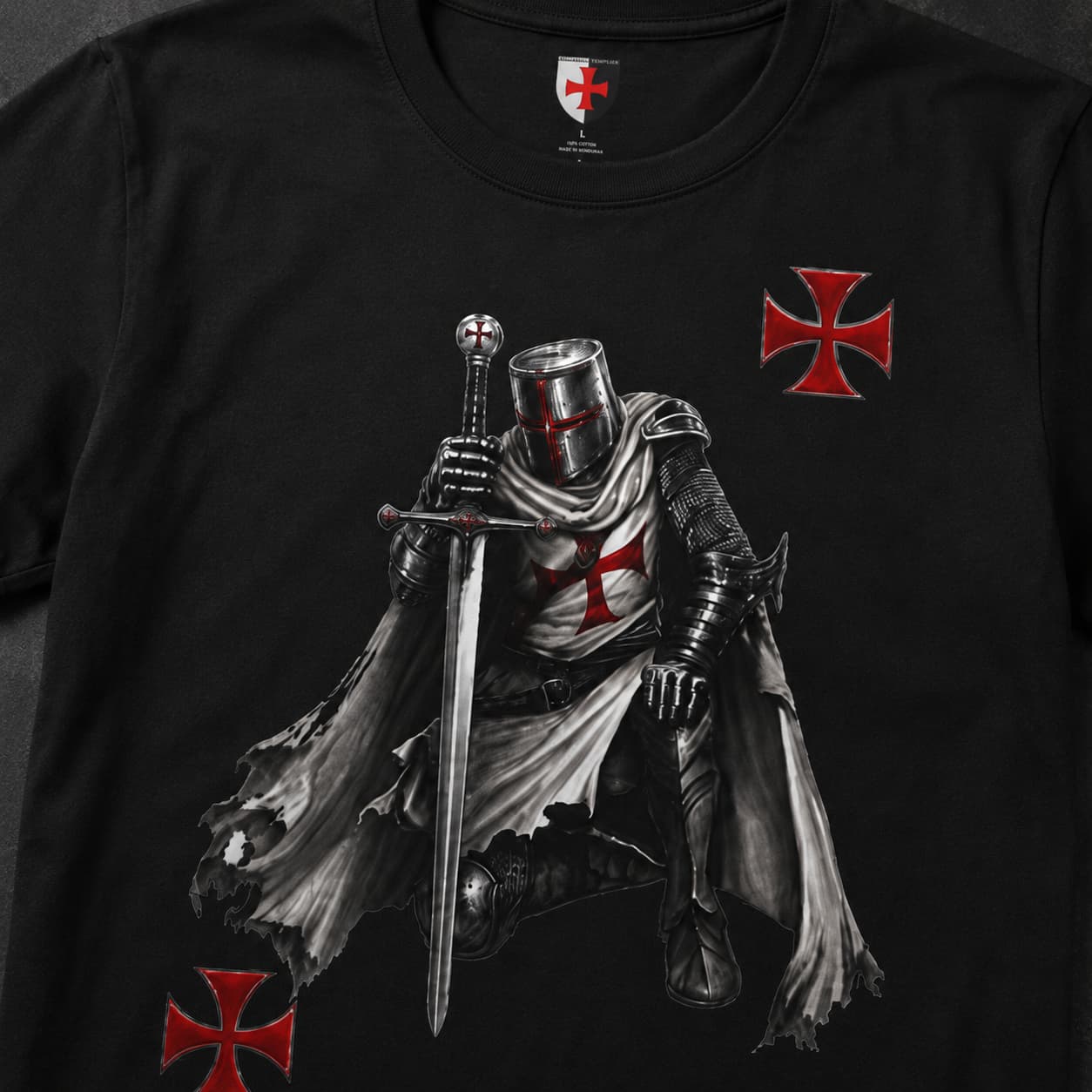 Gros plan du T-Shirt Serment du Chevalier en coton avec motif chevalier templier et croix rouges.