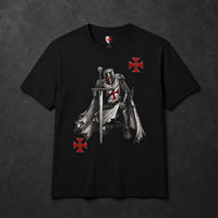 T-Shirt Serment du Chevalier en coton noir avec motif chevalier templier sur fond ardoise sombre.