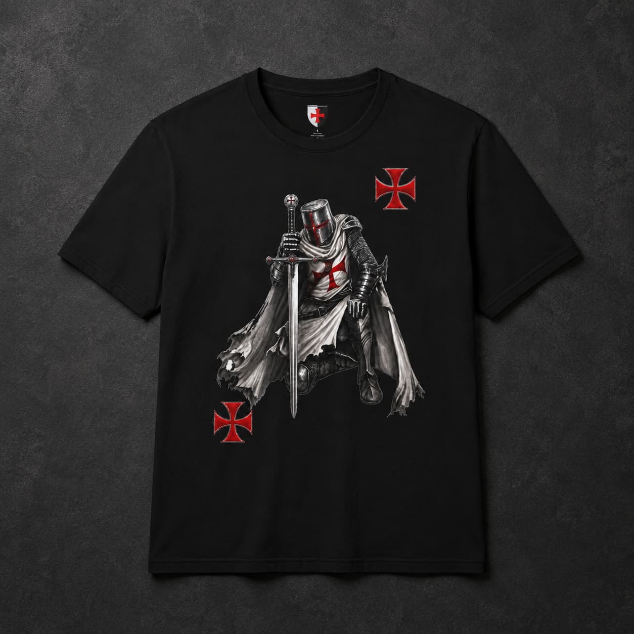 T-Shirt Serment du Chevalier en coton noir avec motif chevalier templier sur fond ardoise sombre.