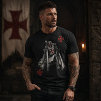 T-Shirt Serment du Chevalier en coton porté par un homme dans une ambiance templière sombre et médiévale.