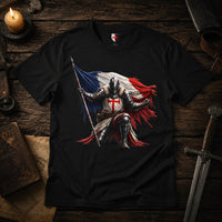 T-shirt Templier Éternel en coton noir présenté sur table en bois ancien avec bougie, livre et épée.