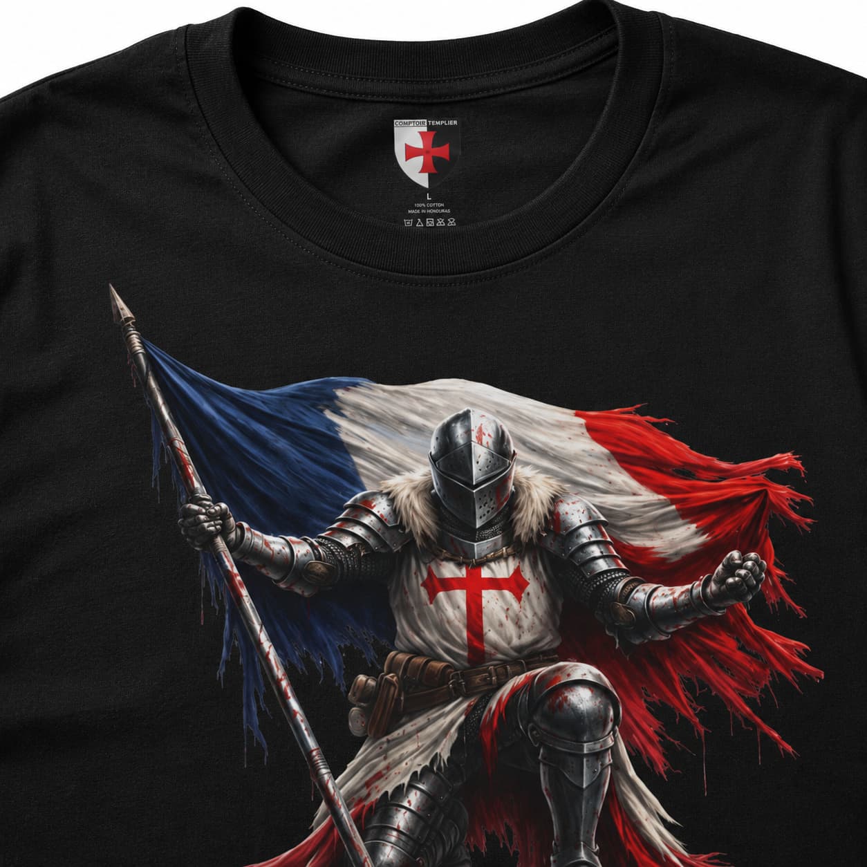 Gros plan du T-shirt Templier Éternel avec chevalier en armure, croix rouge et drapeau tricolore.