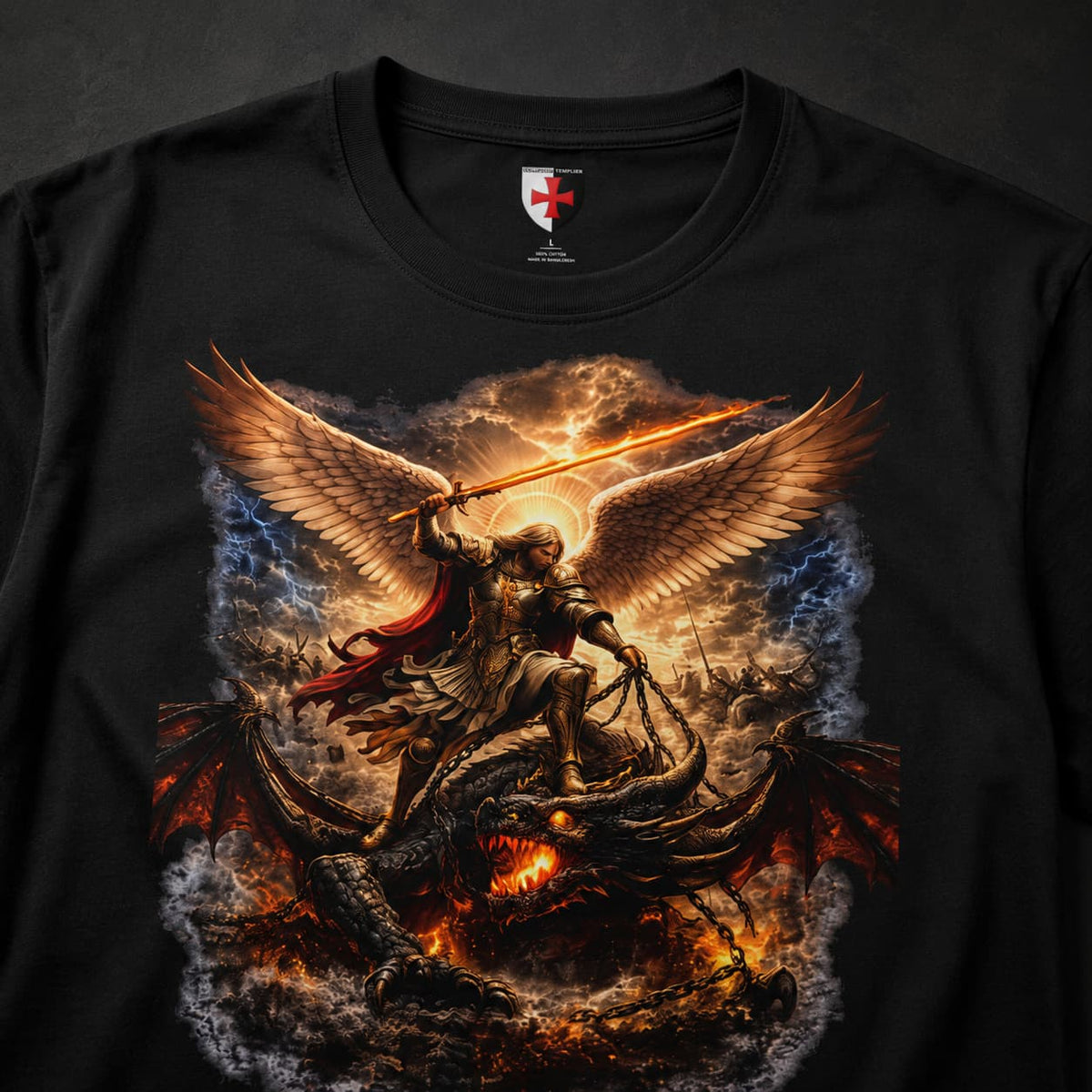Gros plan du T-Shirt Victoire Céleste avec archange, ailes dorées, épée lumineuse et dragon.