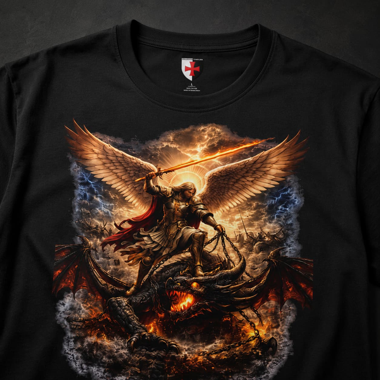 Gros plan du T-Shirt Victoire Céleste avec archange, ailes dorées, épée lumineuse et dragon.