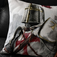 Gros plan de la Taie d’Oreiller Bannière Templière en polyester montrant le chevalier en armure et la texture du tissu.