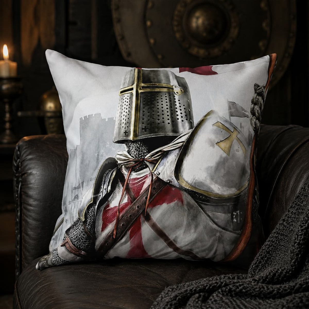 Taie d’Oreiller Bannière Templière en polyester avec chevalier en armure sur fauteuil en cuir sombre.