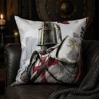 Taie d’Oreiller Bannière Templière en polyester avec chevalier en armure sur fauteuil en cuir sombre.