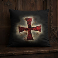 Taie d’Oreiller Croix Templier en polyester noire avec croix rouge usée sur bois ancien.