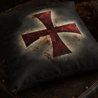 Gros plan de la Taie d’Oreiller Croix Templier en polyester montrant la croix rouge et la texture du tissu.