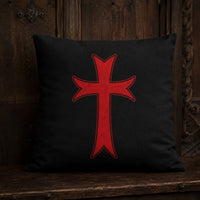 Taie d’Oreiller Croix Templier en polyester noire avec croix rouge verticale sur bois ancien.