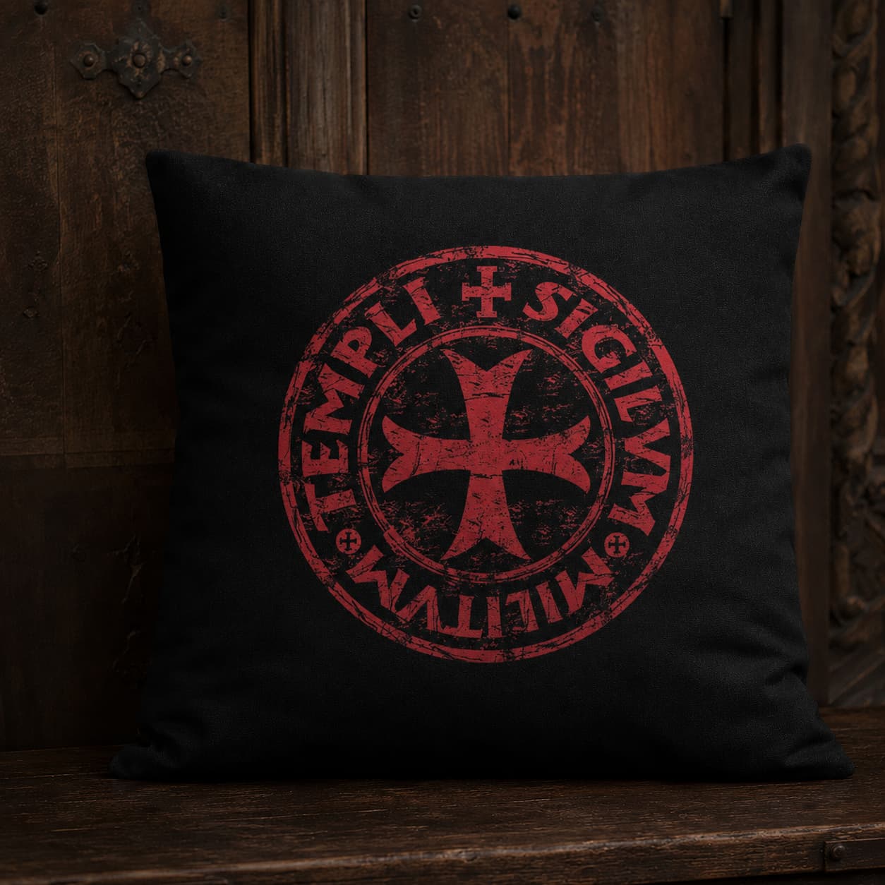 Taie d’Oreiller Croix Templier en polyester noire avec sceau rouge templier effet usé.