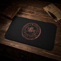 Tapis des Sceaux Templiers en polyester et flanelle douce noir avec sceau templier sur bureau en bois ancien.