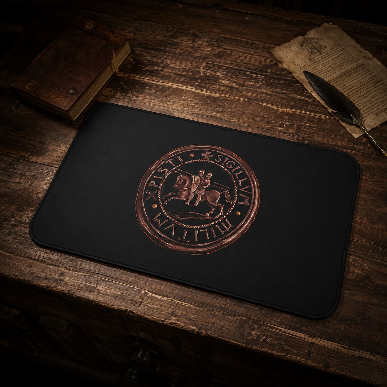 Tapis des Sceaux Templiers en polyester et flanelle douce noir avec sceau templier sur bureau en bois ancien.