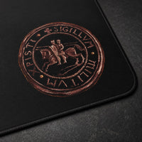 Gros plan du Tapis des Sceaux Templiers en polyester et flanelle douce avec sceau templier et bordure noire.