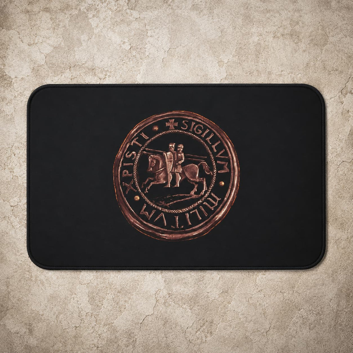 Tapis des Sceaux Templiers en polyester et flanelle douce noir avec sceau templier sur fond pierre claire.