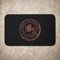 Tapis des Sceaux Templiers en polyester et flanelle douce noir avec sceau templier sur fond pierre claire.