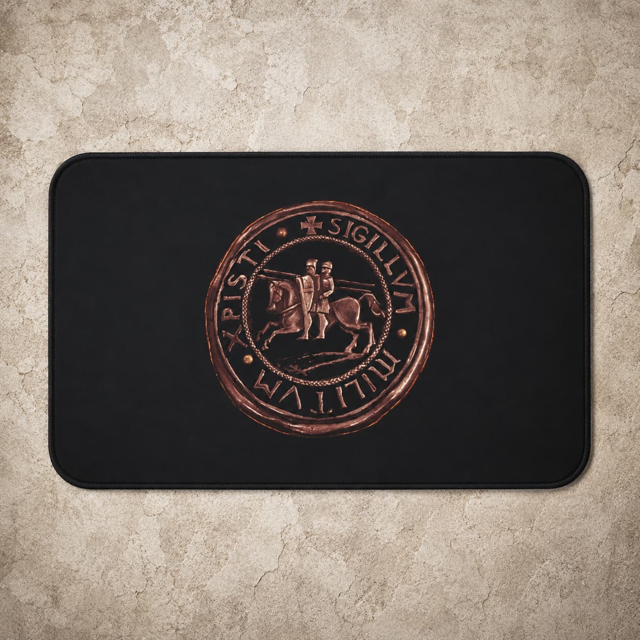 Tapis des Sceaux Templiers en polyester et flanelle douce noir avec sceau templier sur fond pierre claire.