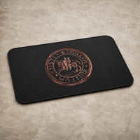 Tapis des Sceaux Templiers en polyester et flanelle douce noir avec sceau templier, vu en angle sur fond pierre claire.