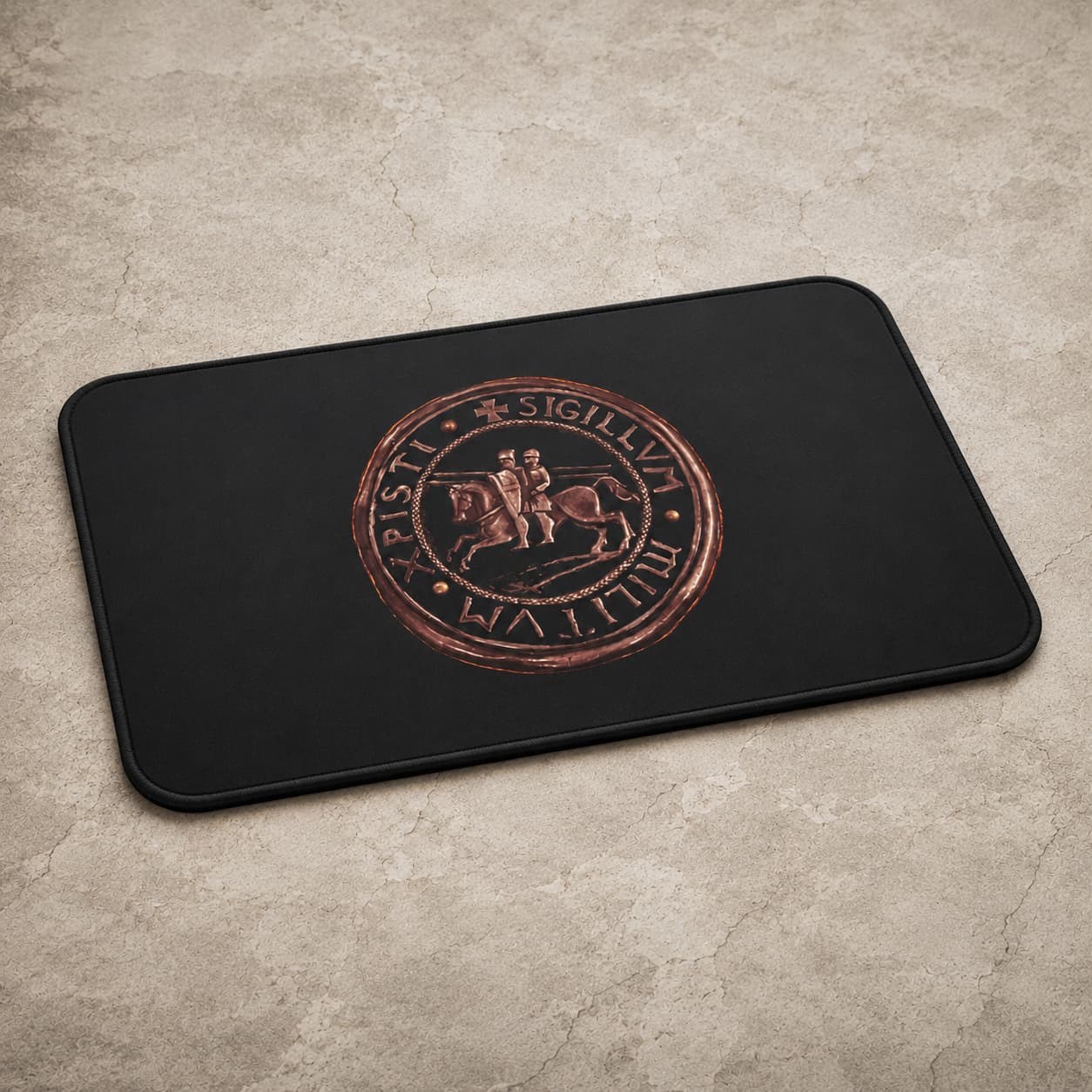 Tapis des Sceaux Templiers en polyester et flanelle douce noir avec sceau templier, vu en angle sur fond pierre claire.