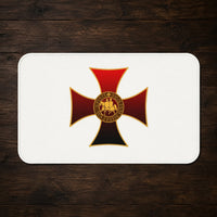 Variante blanche du Tapis des Sceaux Templiers en polyester et flanelle douce avec grande croix rouge sur bois ancien.